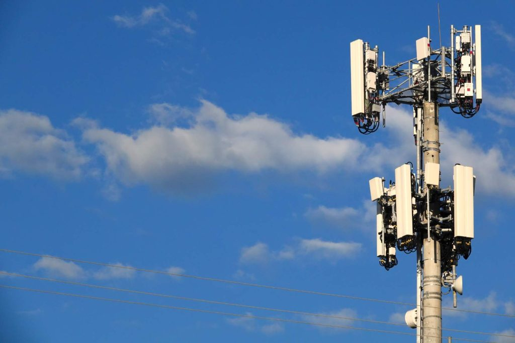 Torre de telecomunicaciones con antenas y equipos de transmisión